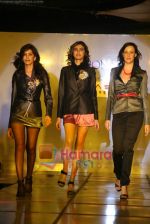 at ladies wear launch by Riyaz Ganji Show in Vie Lounge on 6th Oct 2010 (44).JPG